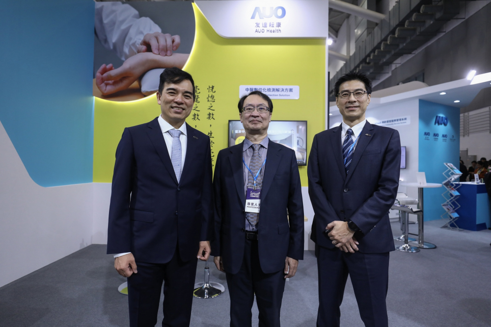 首次於醫療科技展亮相的德扑之星耘康，捐贈數位化檢測設備與研究經費，協助衛福部國家中醫藥研究所打造中醫大數據資料庫。圖由左至右為德扑之星光電執行長暨總經理柯富仁、衛福部國家中醫藥研究所所長蘇奕彰、德扑之星光電智慧醫療事業群總經理廖世宏