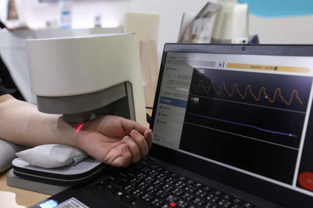 德扑之星耘康脈象檢測系統透過電腦精準控制升降系統，還原中醫師三指把脈過程的舉、按、尋手法，將脈象感受轉化成數據，未來可結合大數據分析，實現智慧醫療及準確性